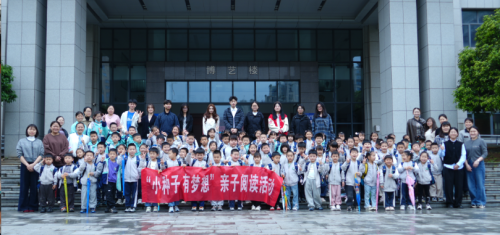 长房星昇公馆幼儿园萌娃走进湖艺，共赴“小种子有梦想”主题阅读之旅